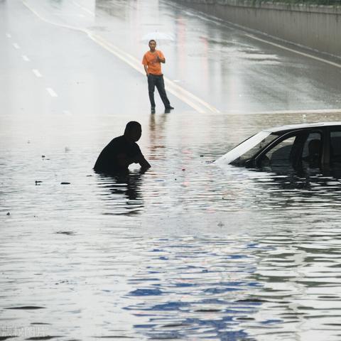浙江多地拉响大暴雨红色预警，强降雨持续，民众需严加防范
